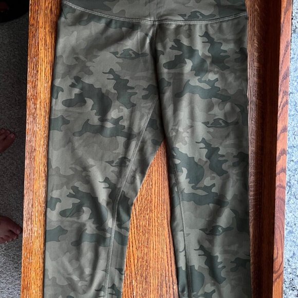 Lululemon Green camo cropped Wunder Under 21" Leggings sz 6 - Picture 3 of 5
